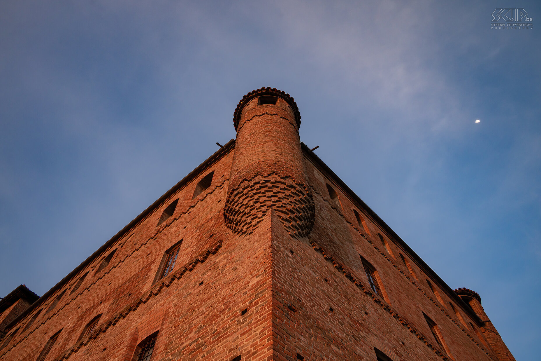 Grinzane Cavour - Castello di Grinzane Cavour - Zonson The 13th-century castle of Grinzane Cavour stands on top of a hill and is inscribed on the UNESCO World Heritage List. The medieval character has been perfectly preserved and it is now a museum, enoteca and restaurant. All around the castle are vineyards and the view is beautiful. The statesman Count Camillo Benso of Cavour lived there for several years and played an important role in the Italian unification (1861), was the architect of the Italian constitution and became the first prime minister of a unified Italy. Stefan Cruysberghs